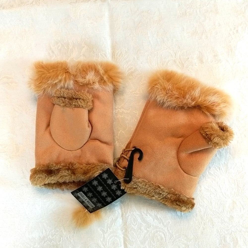 NWT, Angela & William, light tan half gloves, one size